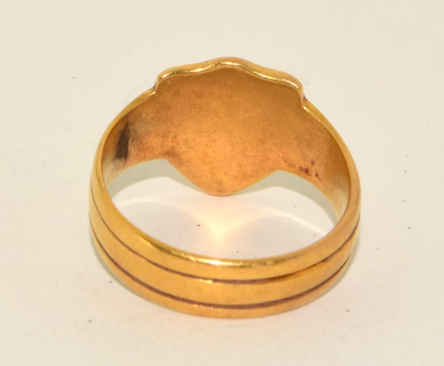 18ct gold shield signet ring 6g size N ref 258 - Image 3 of 5
