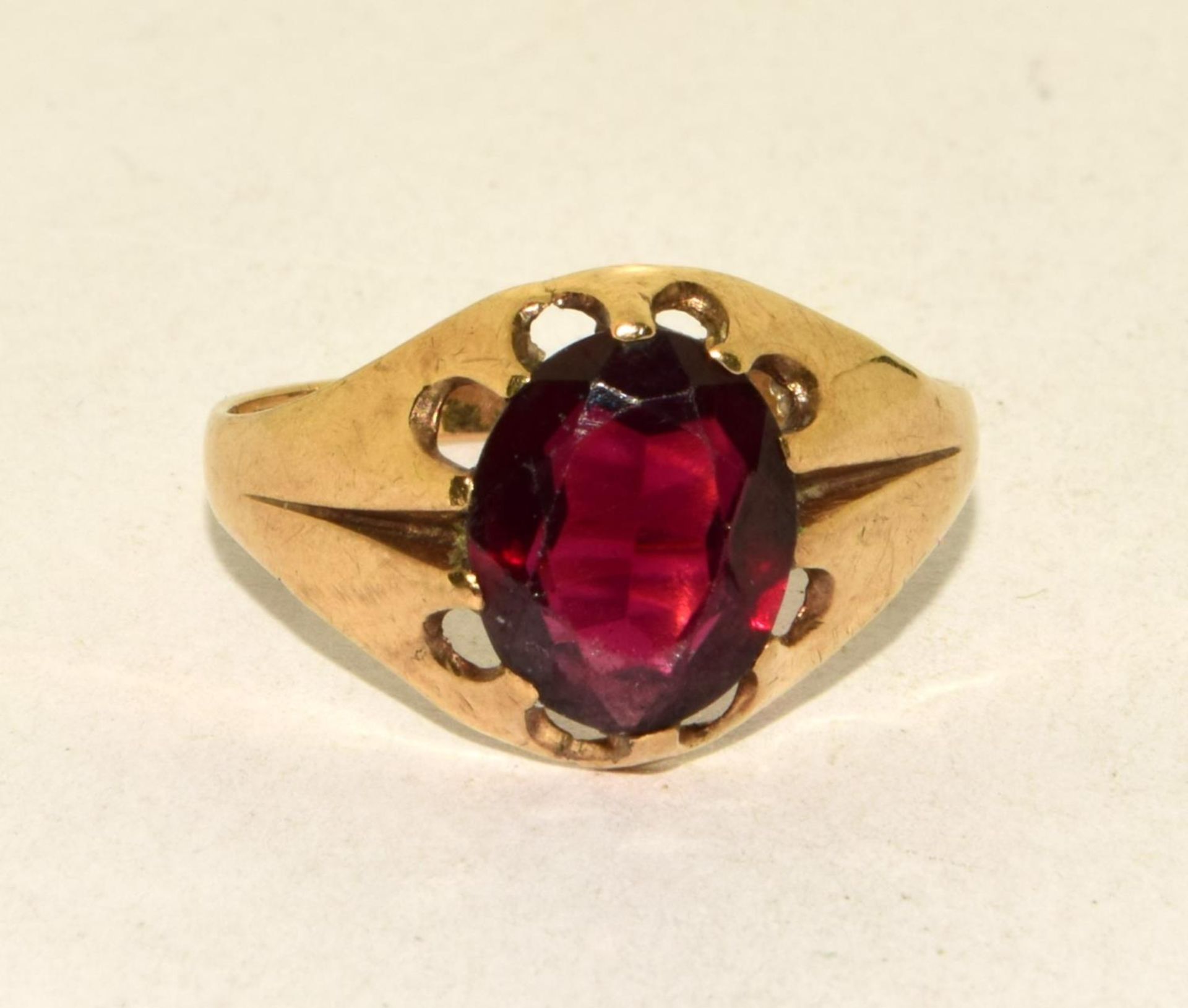 9ct gold gents signet with large Garnet center stone size S ref 62 - Image 5 of 5