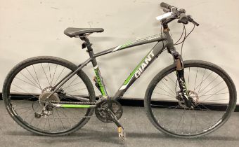 Giant Roam black/white/green mountain bike 27 gears 19" frame size 27" wheel size (REF 7B).