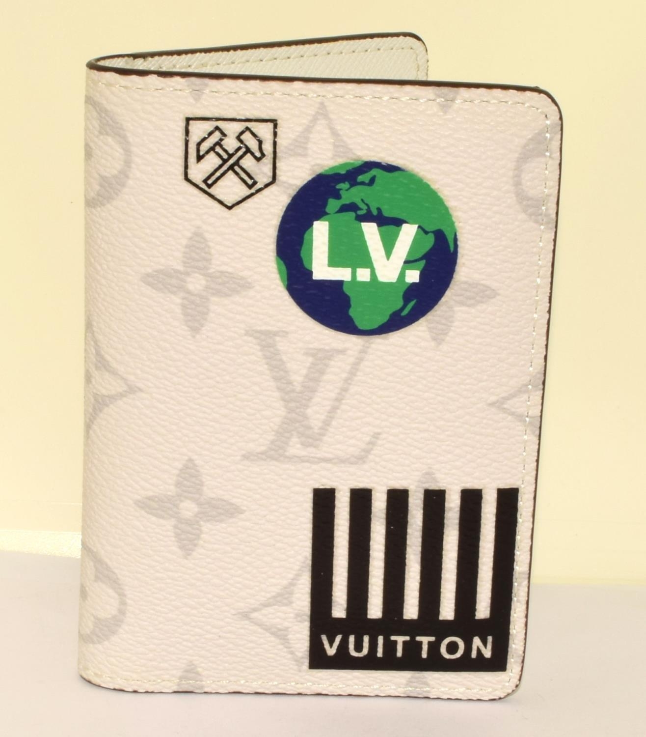 A new unused Wallet marked Vuitton and a quantity of coins ref 22, 23 - Image 4 of 5