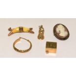Mixed jewellery items to include an emergency charm etc 8g ref 76