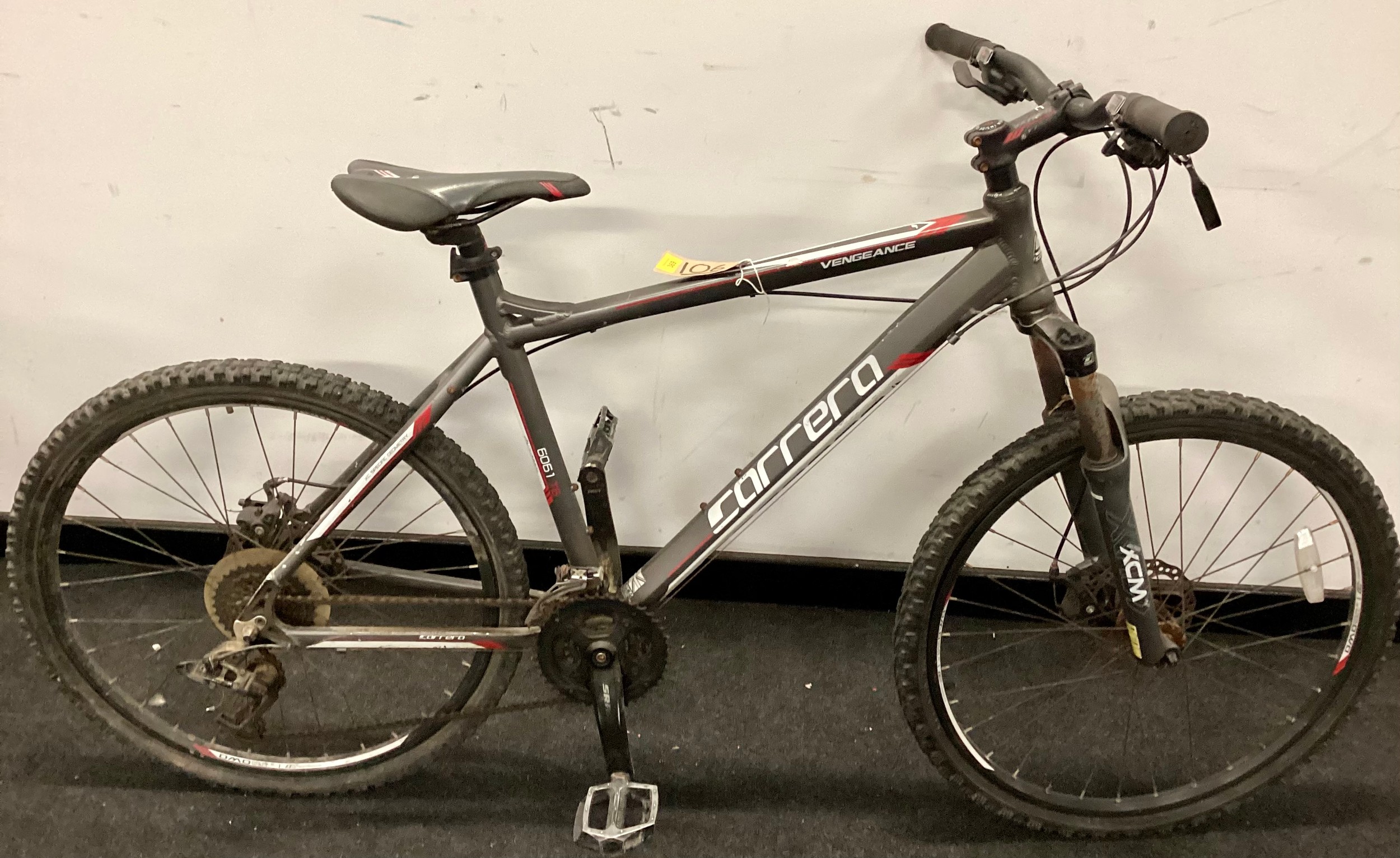 Grey Carrera Vengeance mountain bike 24 gears 19" frame size 25" wheel size (REF 106).