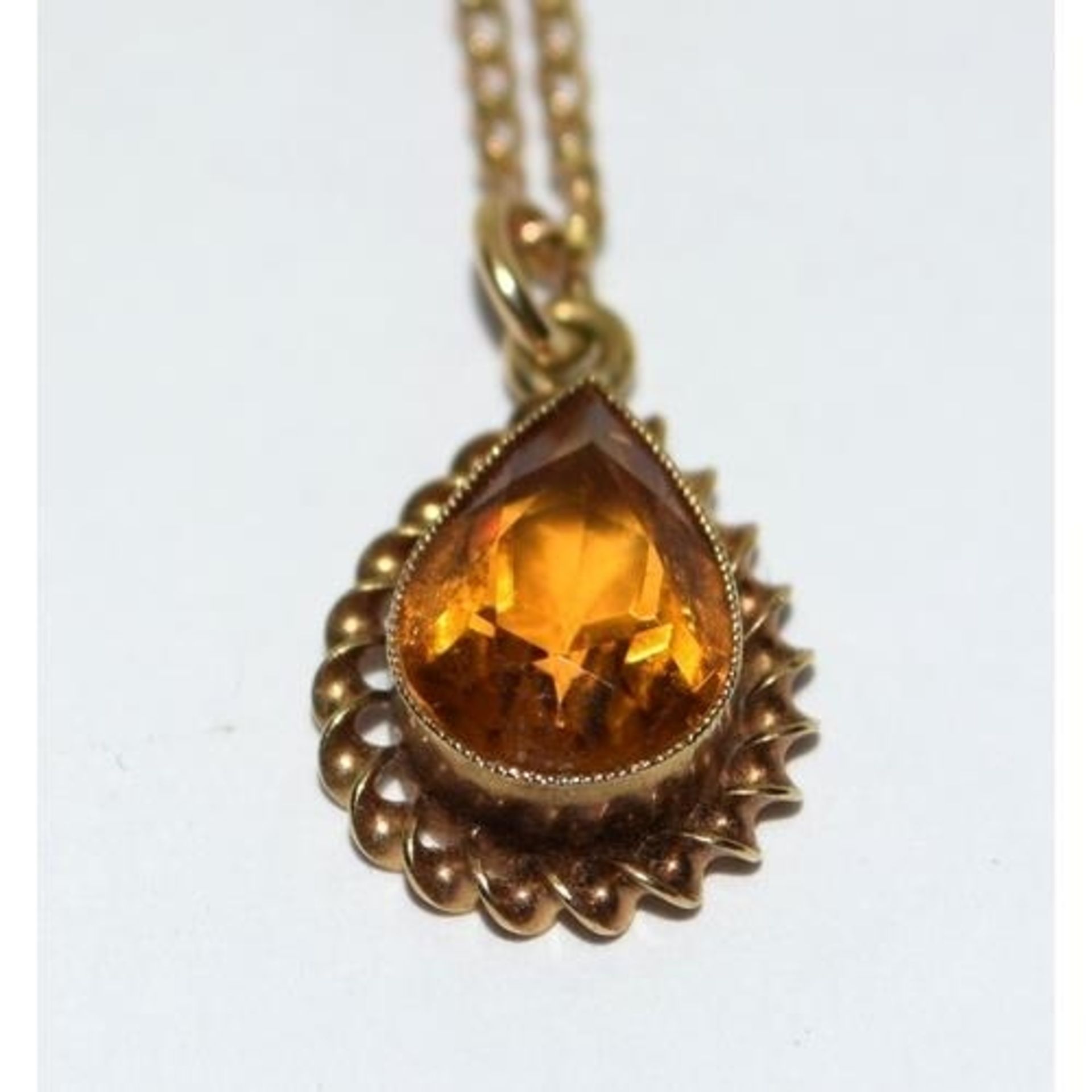 9ct gold Amber pendant necklace chain 42cm long 3g - Image 2 of 5