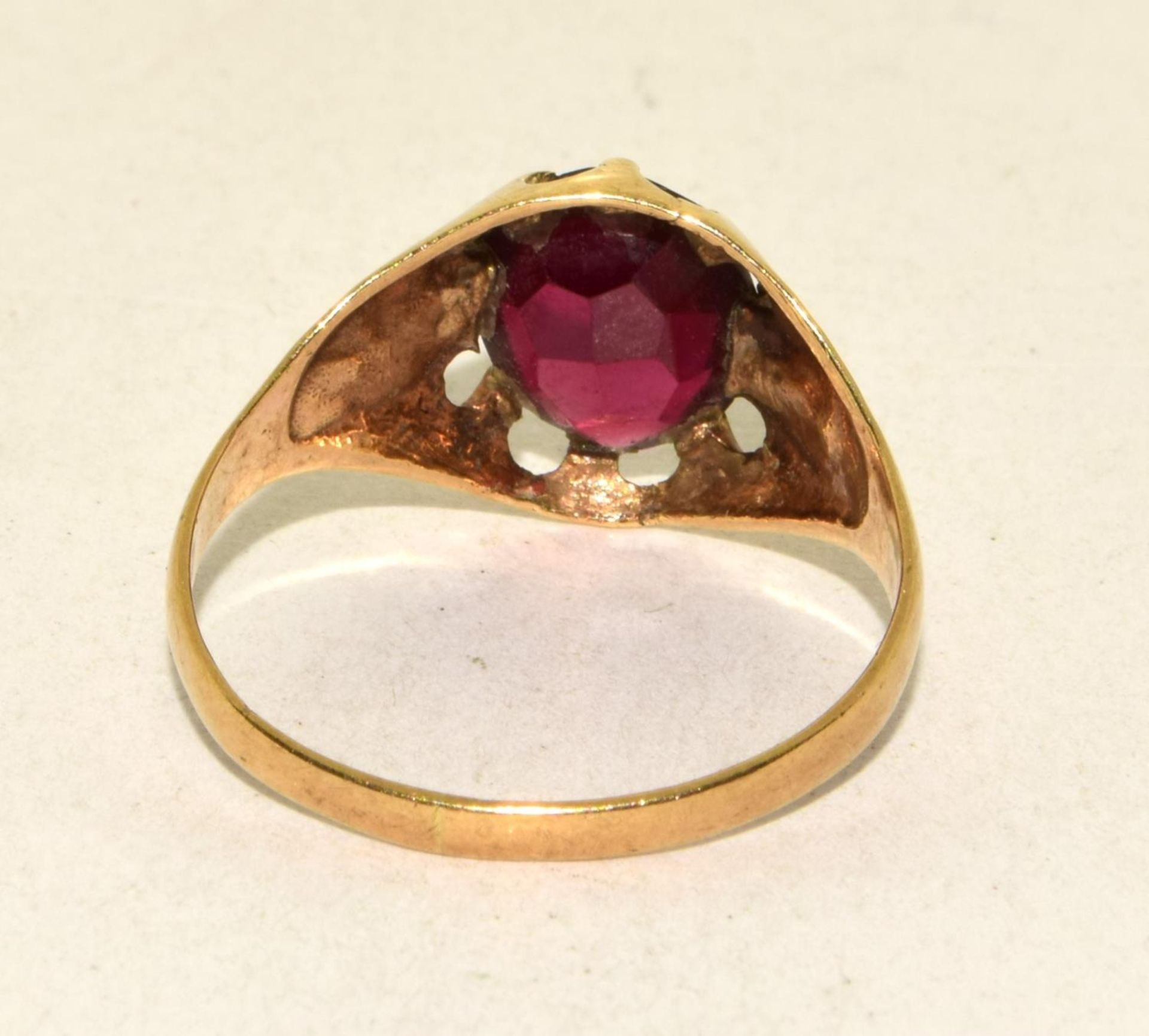 9ct gold gents signet with large Garnet center stone size S ref 62 - Image 3 of 5
