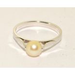 18ct white gold revolving pearl ring Size M