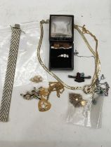 Mixed jewellery items to include gold and silver ref 11 260 182 251 73