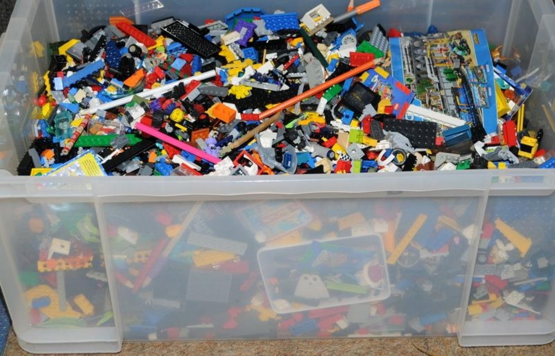 Very large tub of mixed loose Lego including minifigures - Image 2 of 2