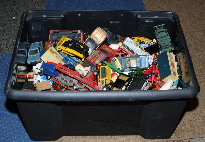 Large tub of loose playworn die-cast model vehicles - Image 2 of 2