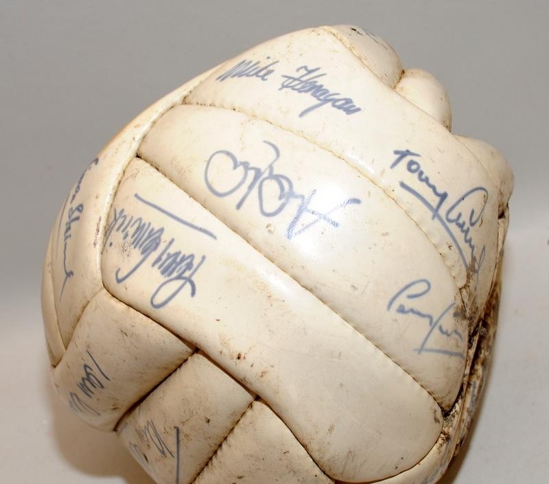 Early 1980's Queens Park rangers signed football. Approx 18 signatures including Glenn Roeder, Terry - Bild 4 aus 5