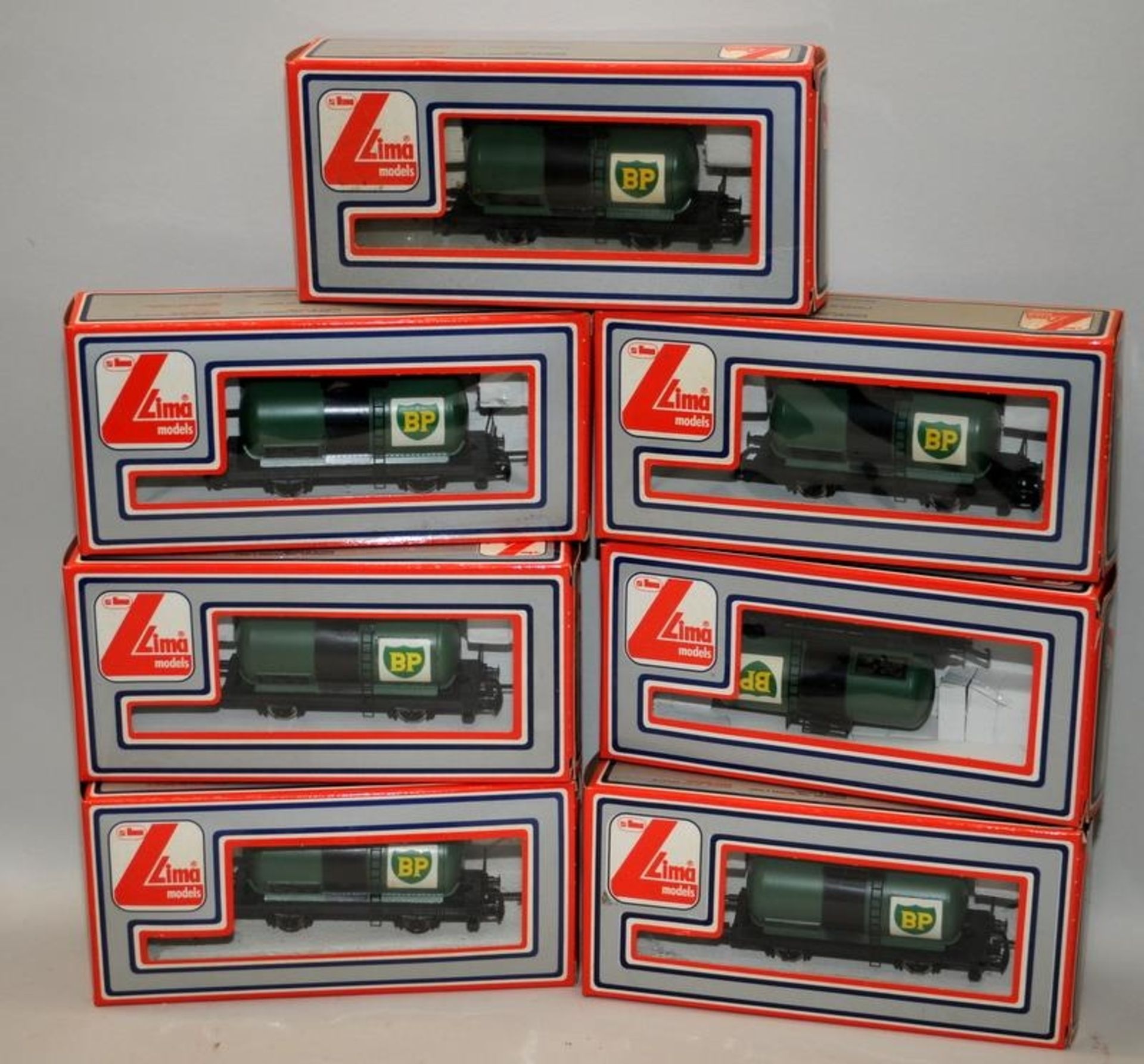 Lima OO gauge rake of 7 BP Petrol Tanker Wagons ref:302715W. All boxed