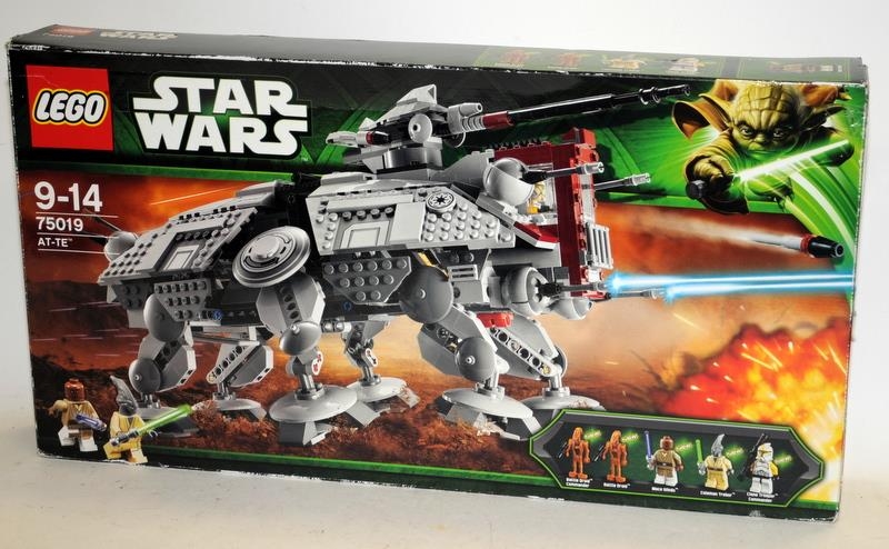 Star Wars Lego: AT-TE ref:75019. Model complete and boxed, with build instructions and 4 minifigures