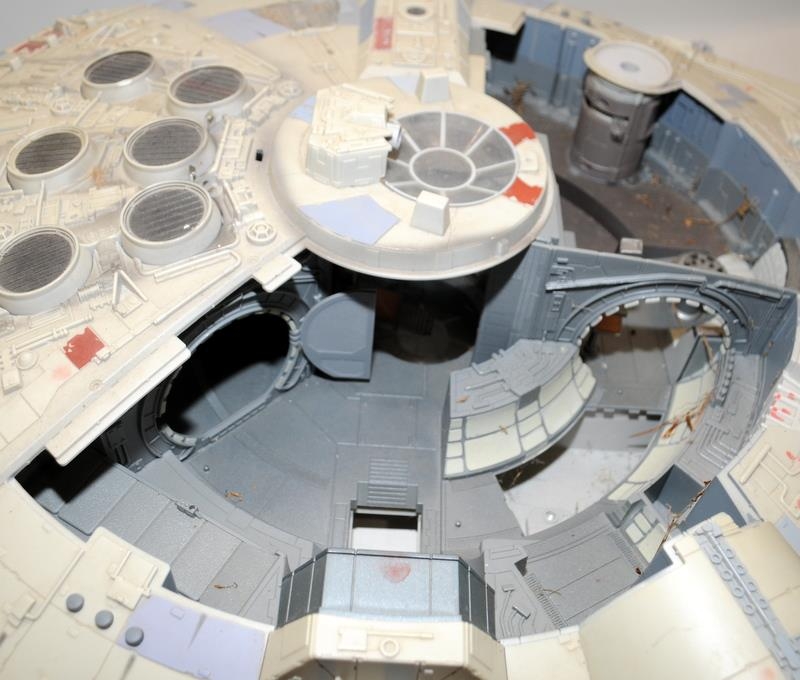 Hasbro Legacy Star Wars Millennium Falcon. Large Scale detailed model, mostly complete but missing - Image 5 of 8