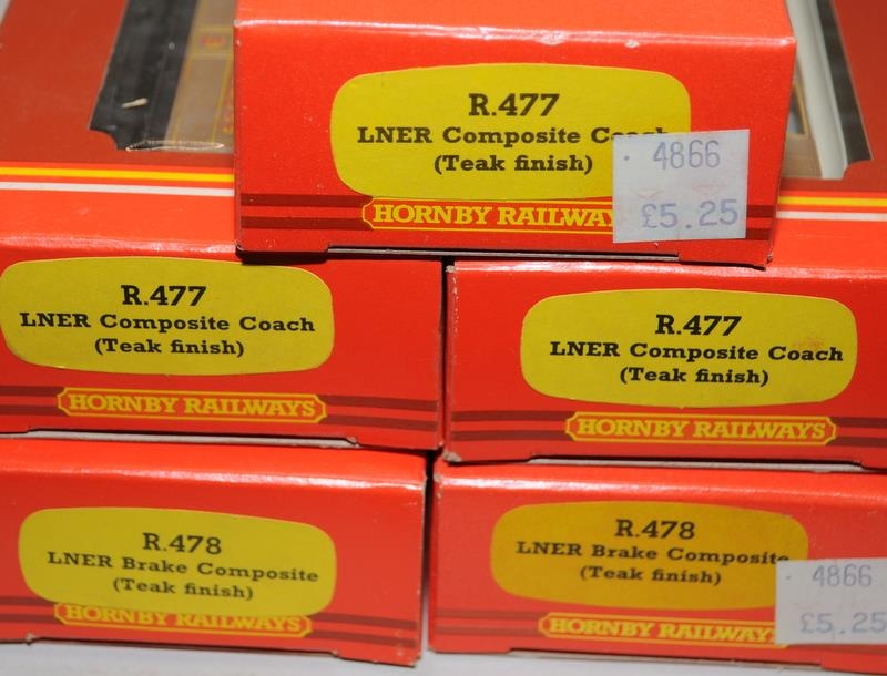 Hornby OO gauge LNER Teak Finish Livery Carriages, R477 x 3 and R478 x 2. 5 in lot, all boxed - Bild 2 aus 2