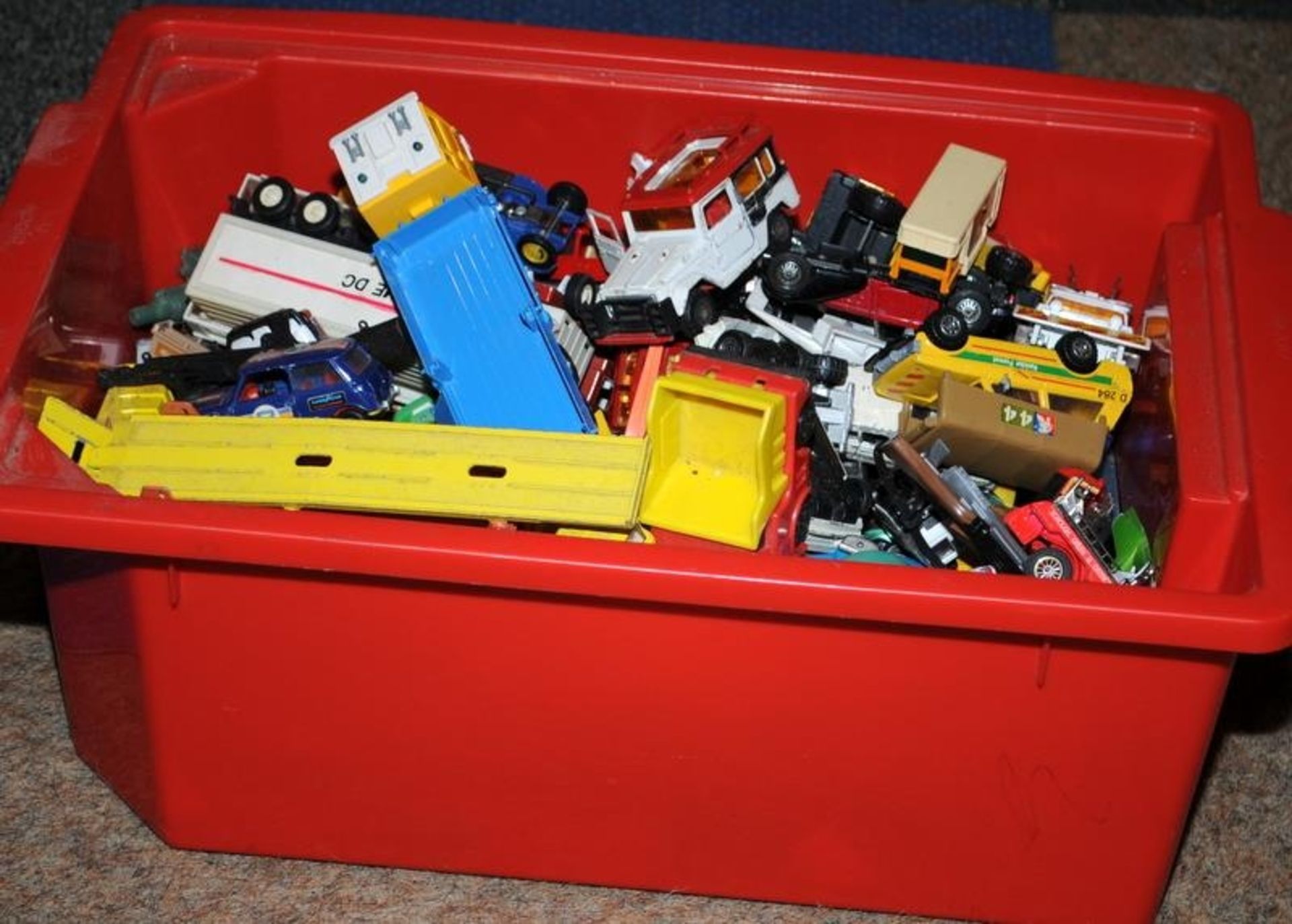 Large tub of loose playworn die-cast model vehicles - Image 2 of 2