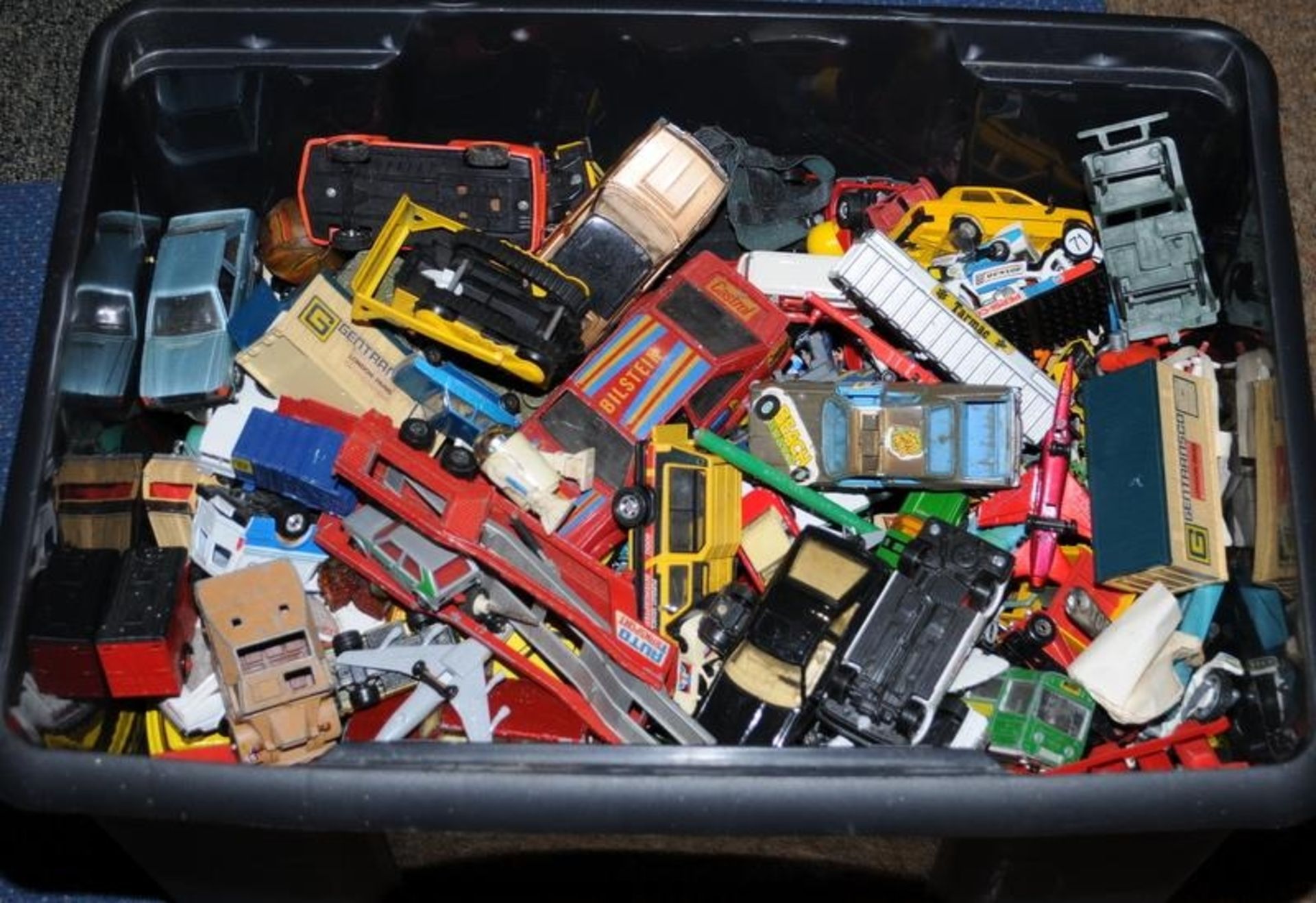 Large tub of loose playworn die-cast model vehicles