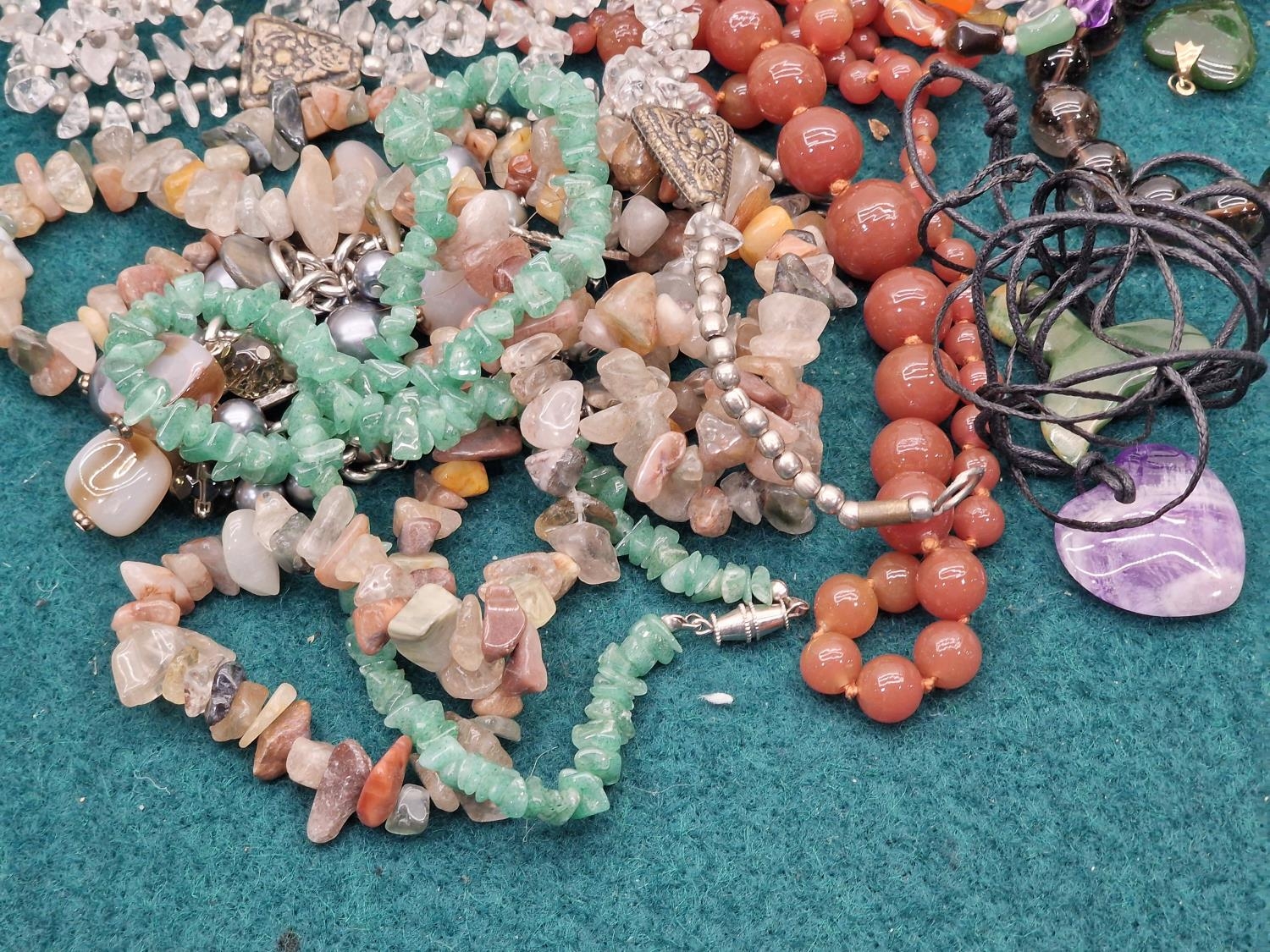 Collection of natural agate necklaces and bracelets - Image 2 of 3