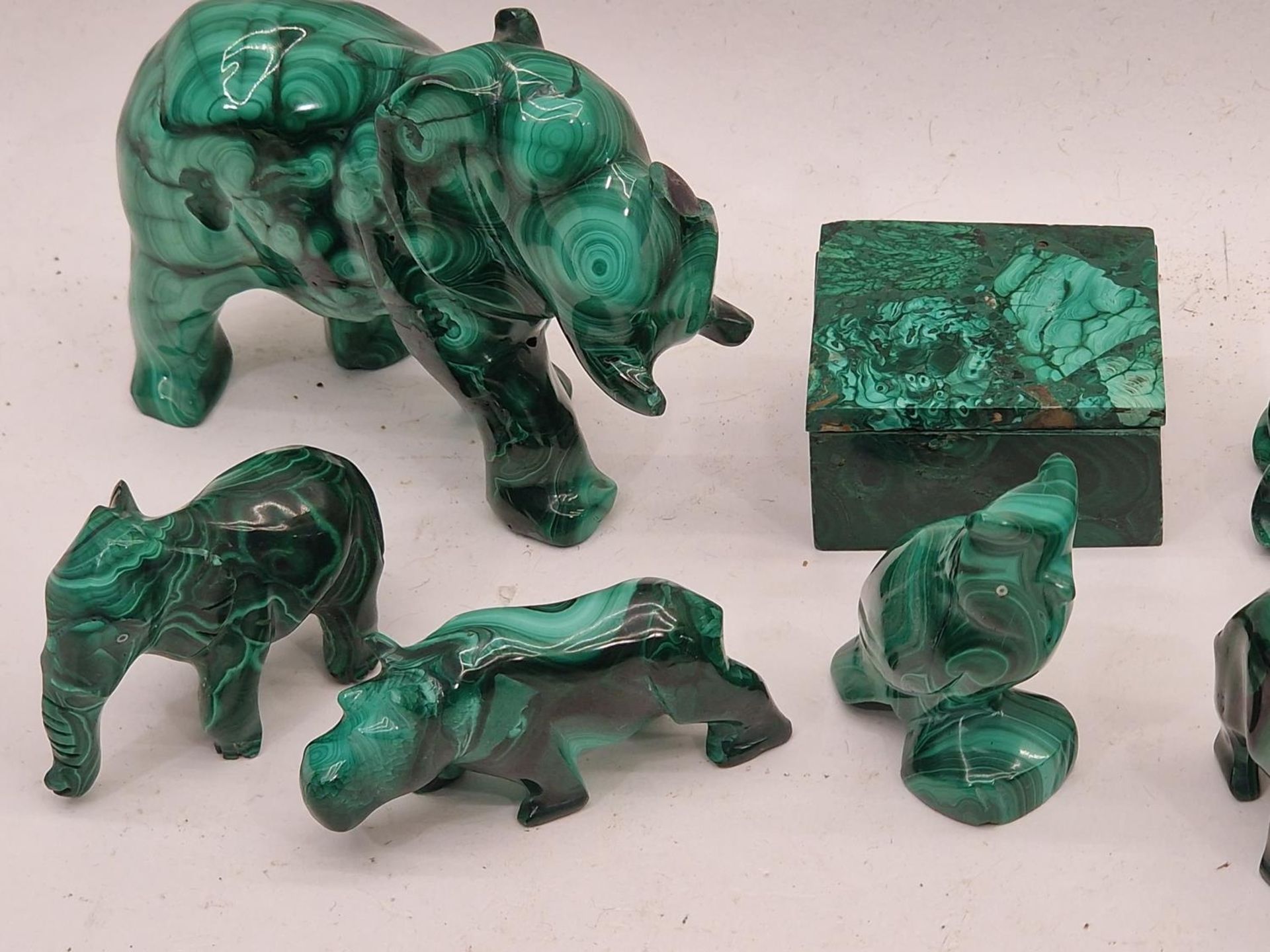 A collection of Malachite animals (17). - Image 2 of 4