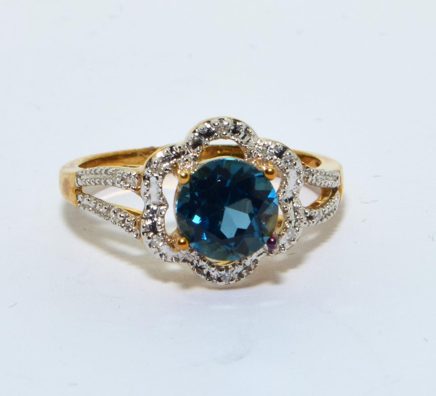 9ct gold Blue Topaz and Diamond halo design ring size N - Image 5 of 5