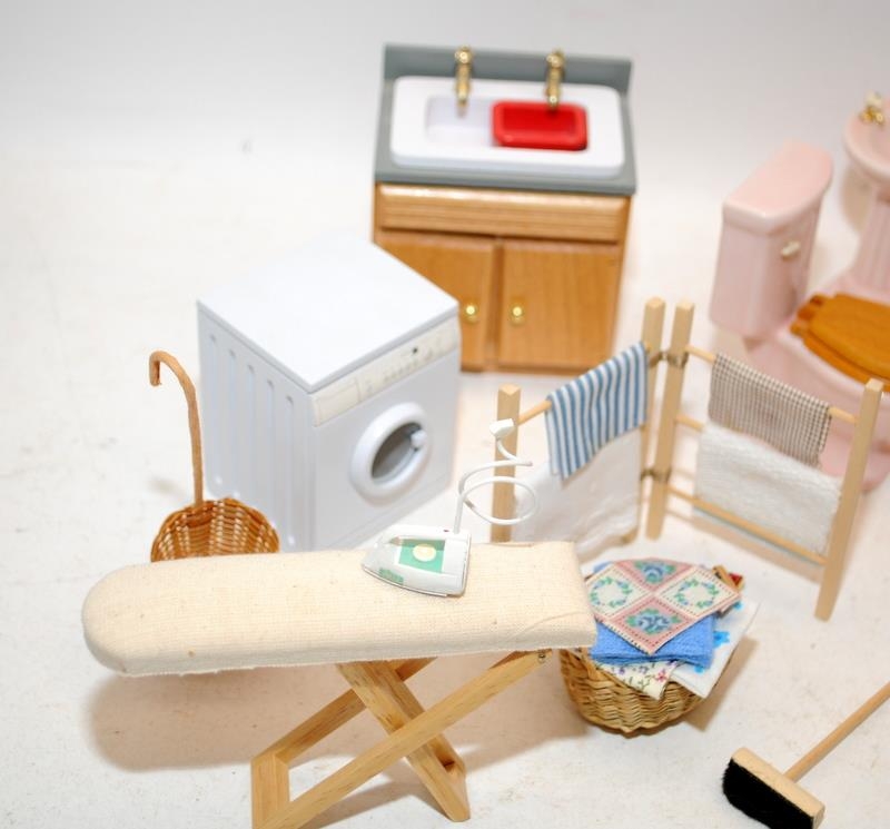Dolls House Furniture: A selection of bath/laundry room settings including a ceramic bathroom suite - Image 2 of 3