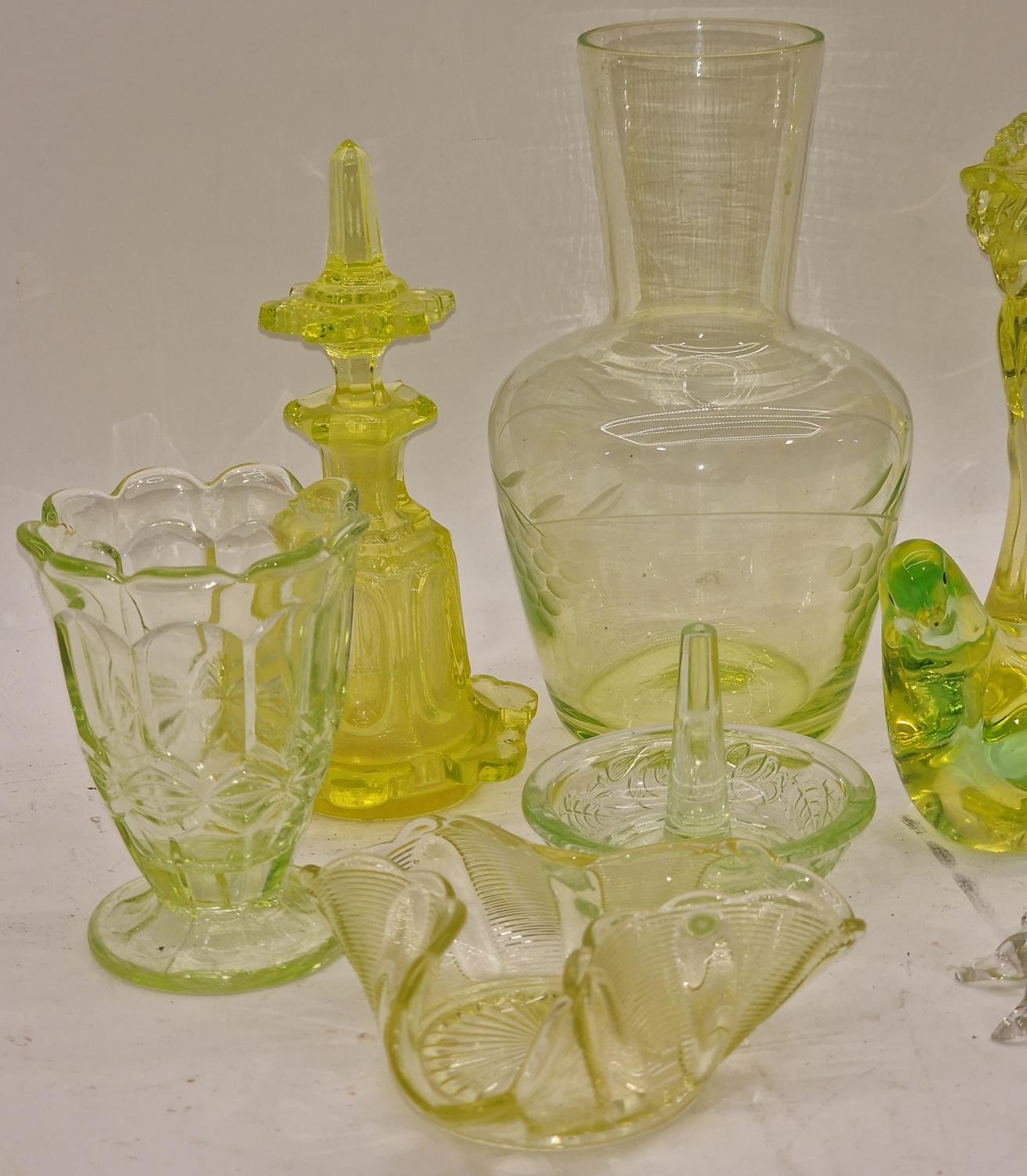 Collection of vintage Uranium/Bohemian glassware to include scent bottle, figurines, bowls etc (10). - Bild 3 aus 3
