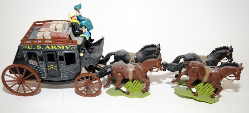 Elfin Models horse drawn wagon with a water barrel c/w Plastic US Army Coach with figures and 4 - Bild 3 aus 3