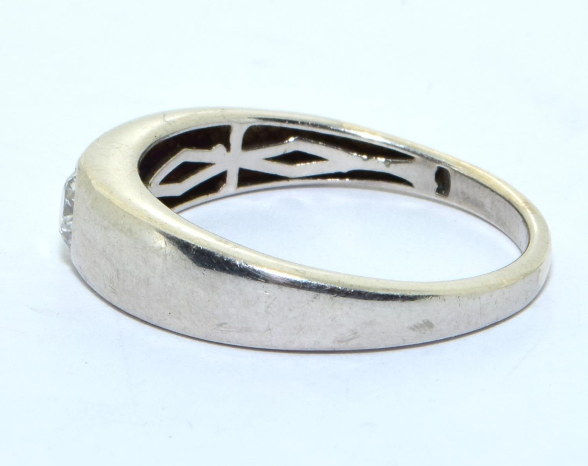 A 925 silver ring with centre stone, Size P - Image 2 of 3