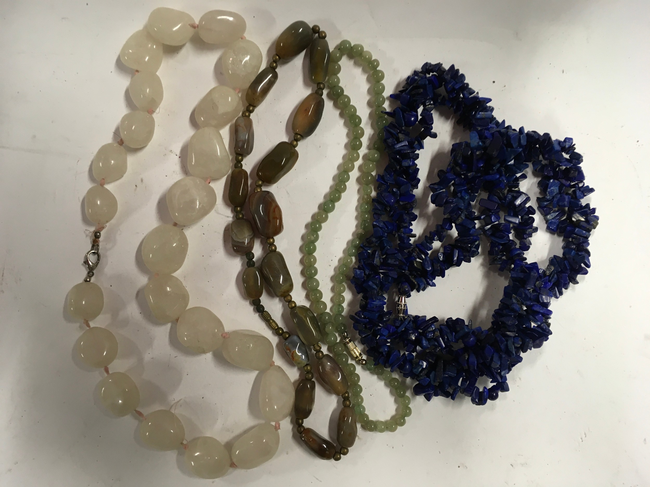 A large collection of natural stone necklaces to include Blue Lapis and Jade - Bild 2 aus 2