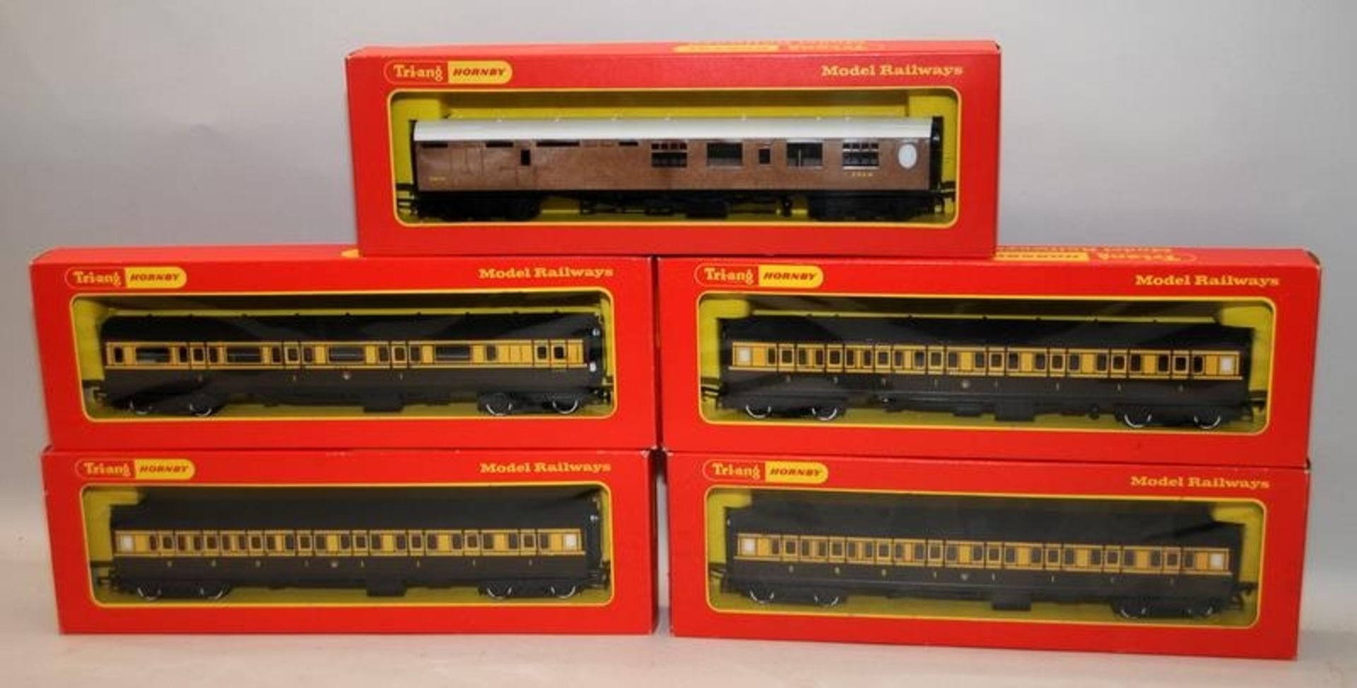 Hornby OO gauge GWR chocolate/cream coaches x 4 ref:R26 (x3) c/w LNER teak coach ref:R746. 5 in lot,