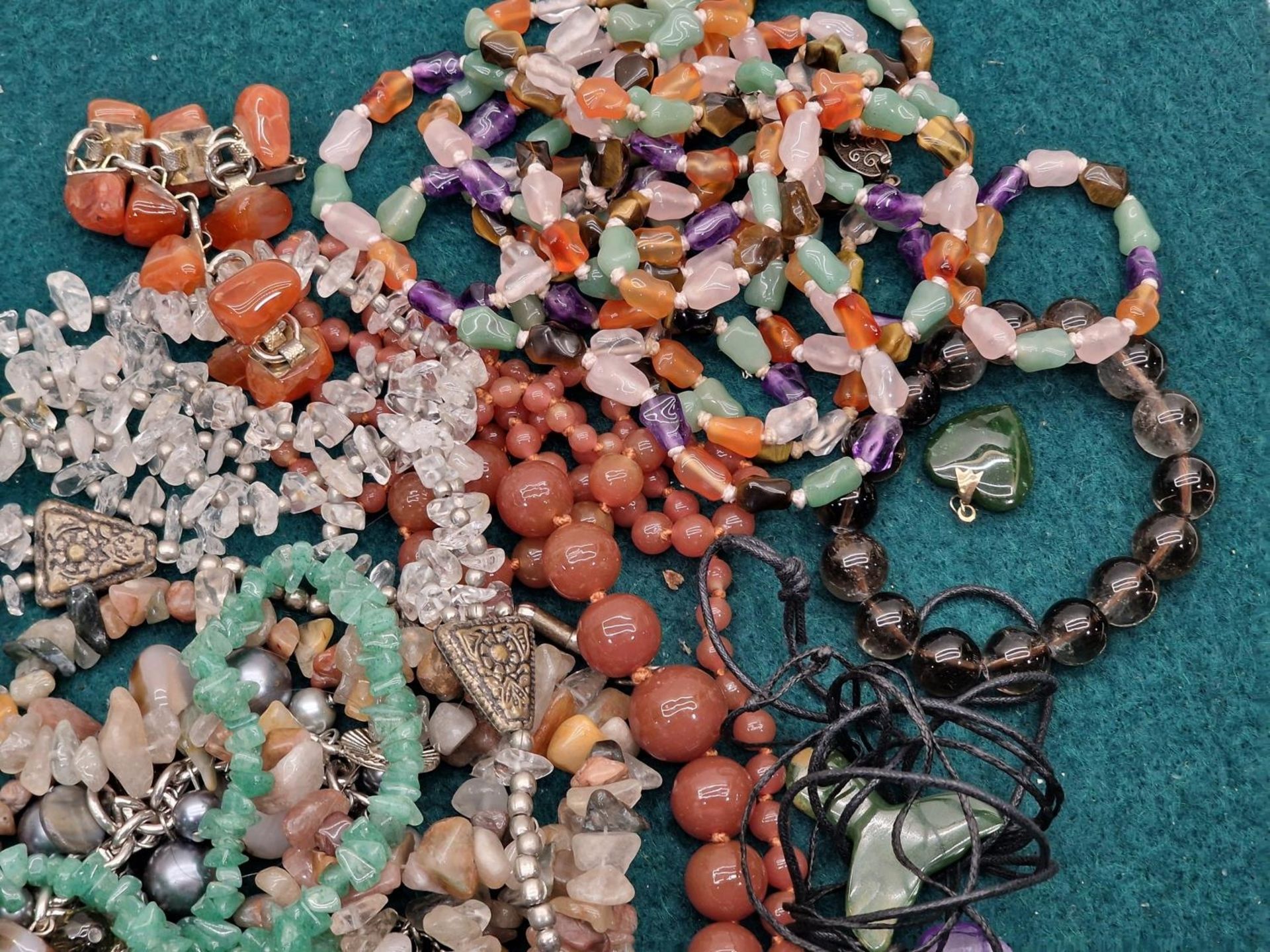 Collection of natural agate necklaces and bracelets - Image 3 of 3