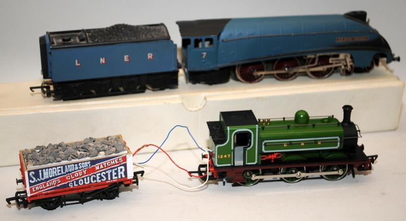 A small collection of OO gauge loco's, carriages and goods wagons, various makes, boxed and - Image 2 of 5