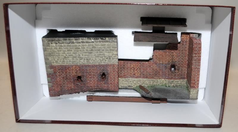 Britain's Napoleonic Wars - Hougoumont North Gate Diorama ref:00148 with 3 British and two French - Image 2 of 4