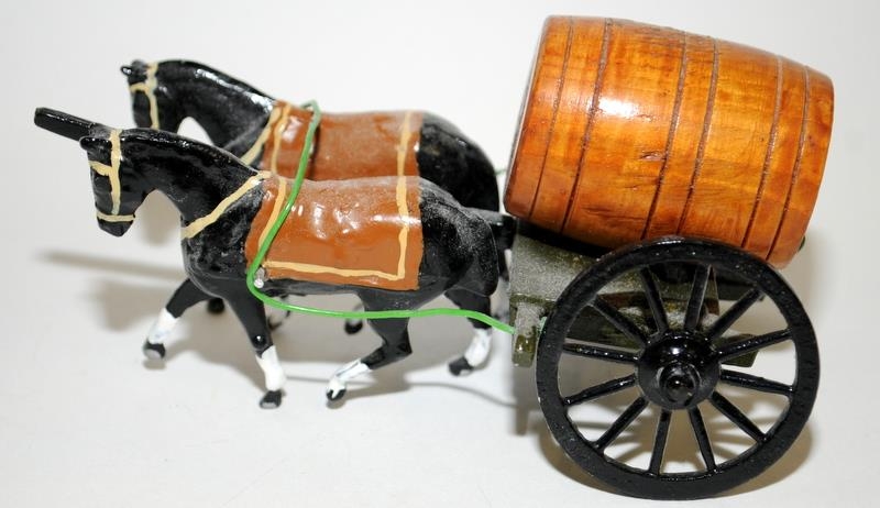 Elfin Models horse drawn wagon with a water barrel c/w Plastic US Army Coach with figures and 4 - Bild 2 aus 3