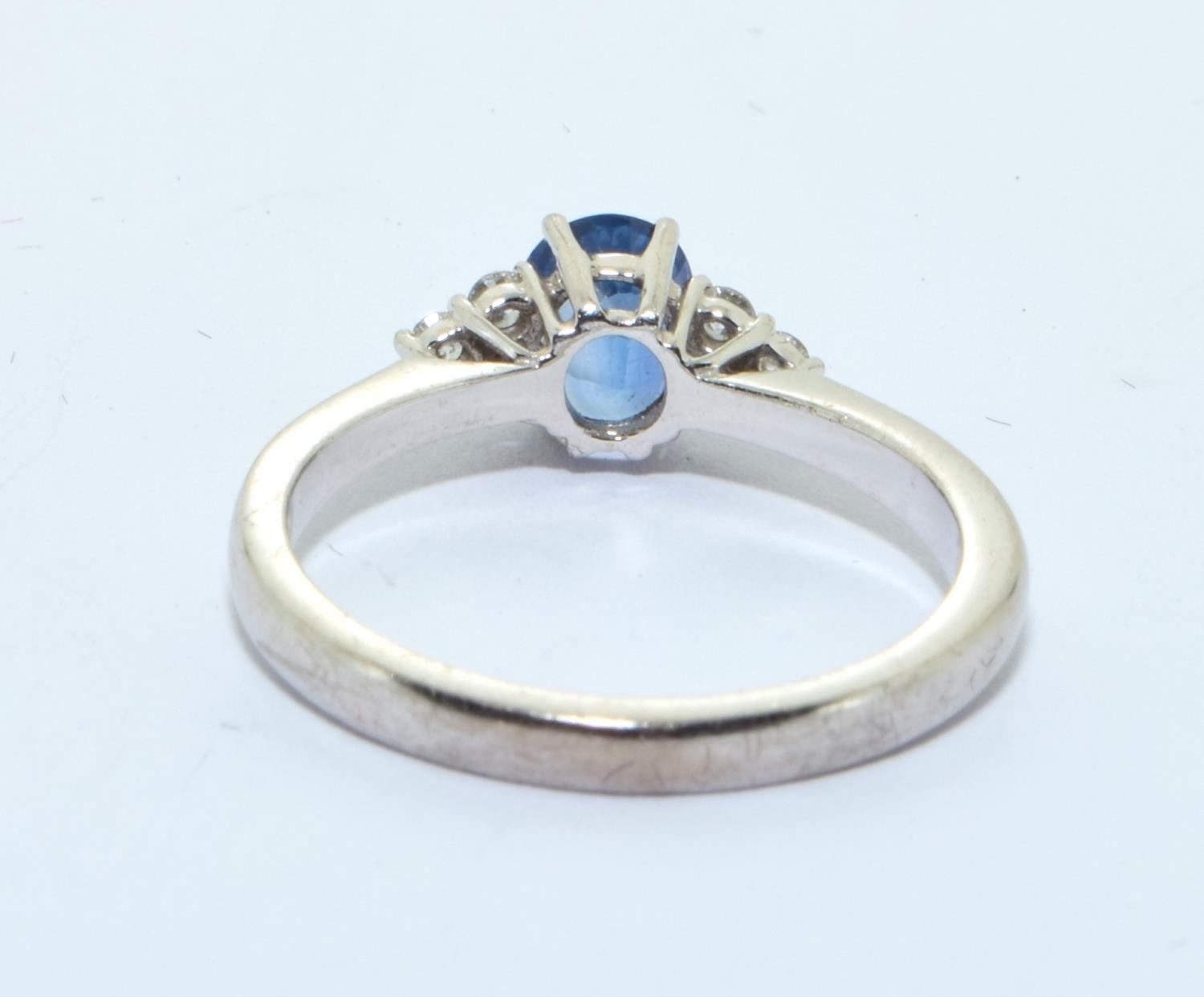 18ct white gold Diamond and sapphire ring size N - Image 3 of 5