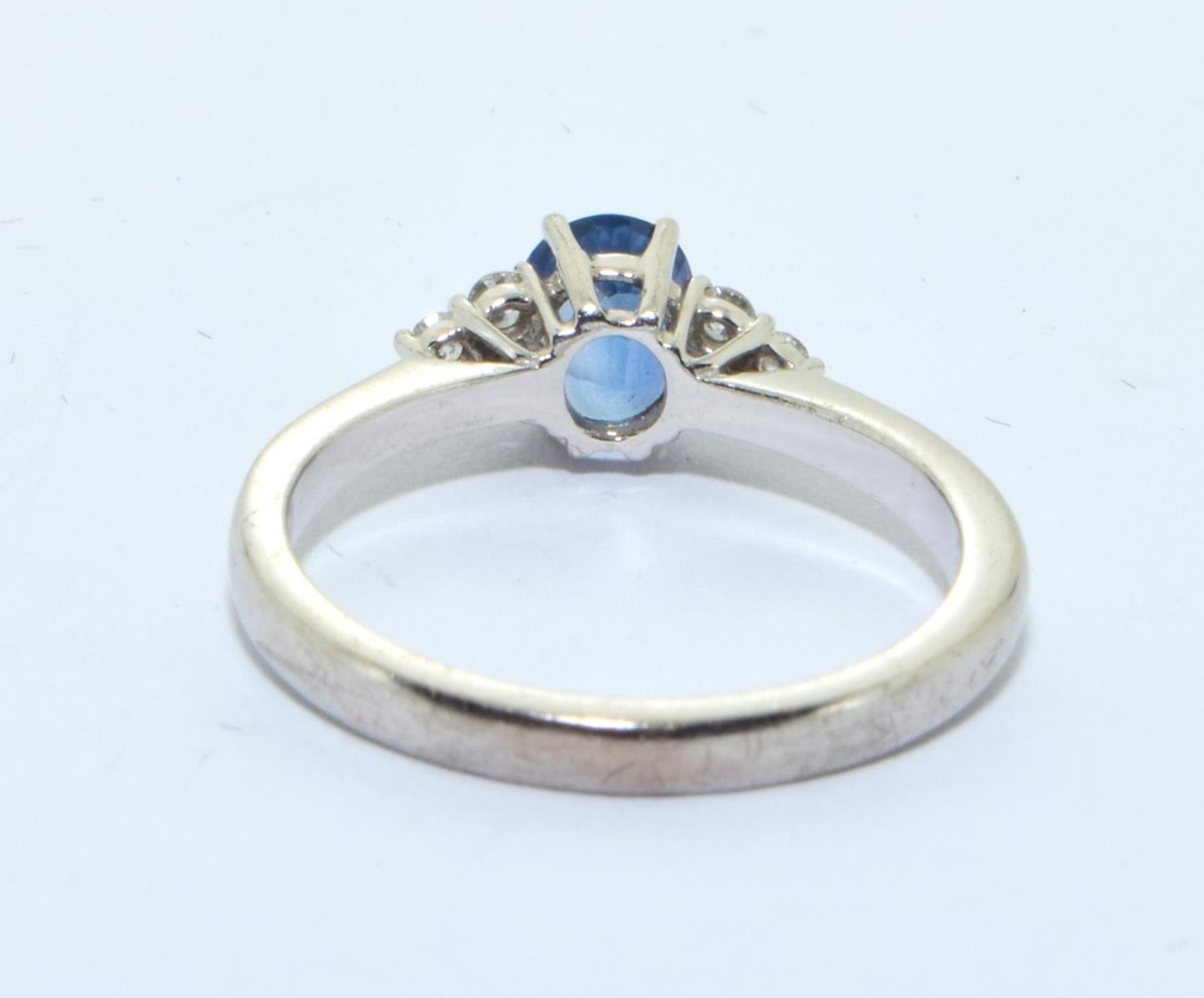 18ct white gold Diamond and sapphire ring size N - Image 3 of 5