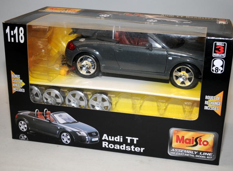 1:18 scale Maisto Assembly Line Die-Cast Model Kit Audi TT Racer (built) c/w Hot Wheels 1:18 scale - Bild 3 aus 3