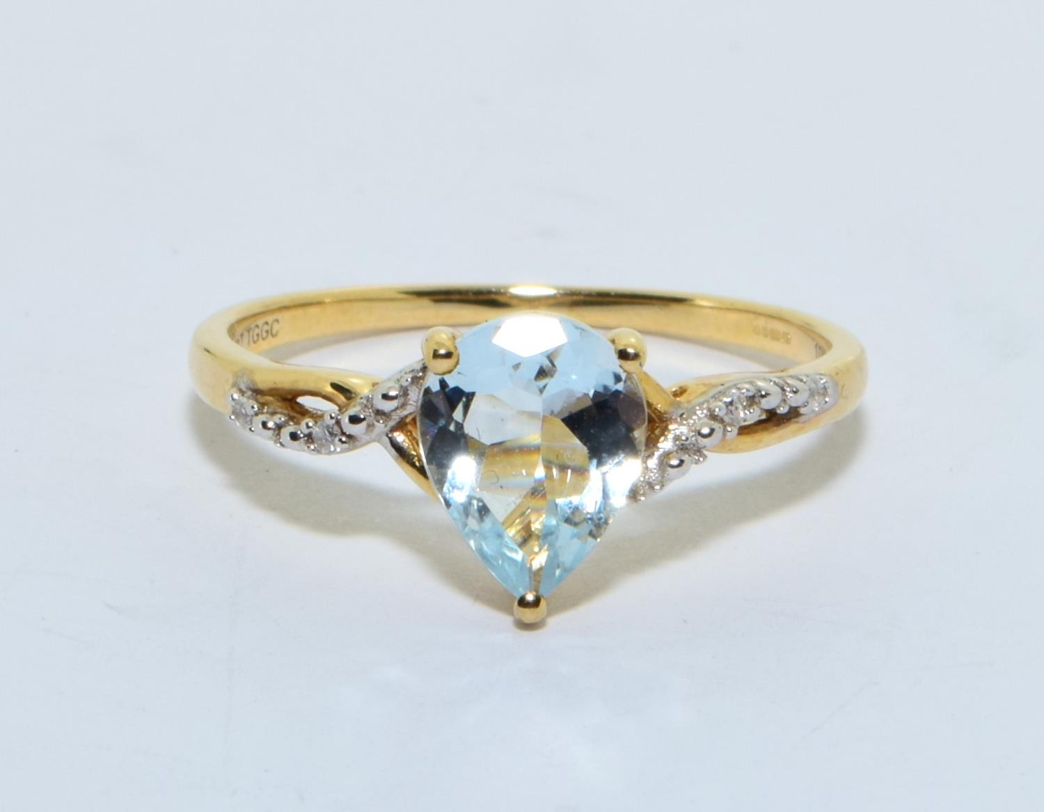 Aquamarine pear shaped approx 0.75ct with diamond shoulders in 10ct gold ring size S - Image 5 of 5