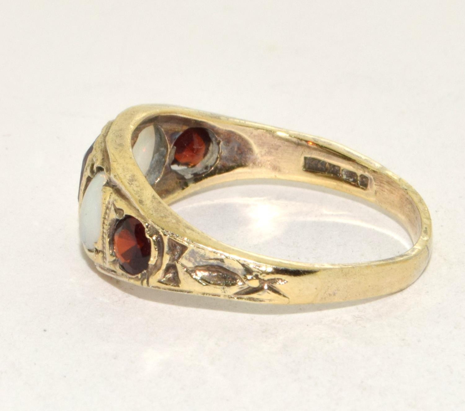 Vintage 9ct gold Opal and Garnet 5 stone ring size O - Image 2 of 5
