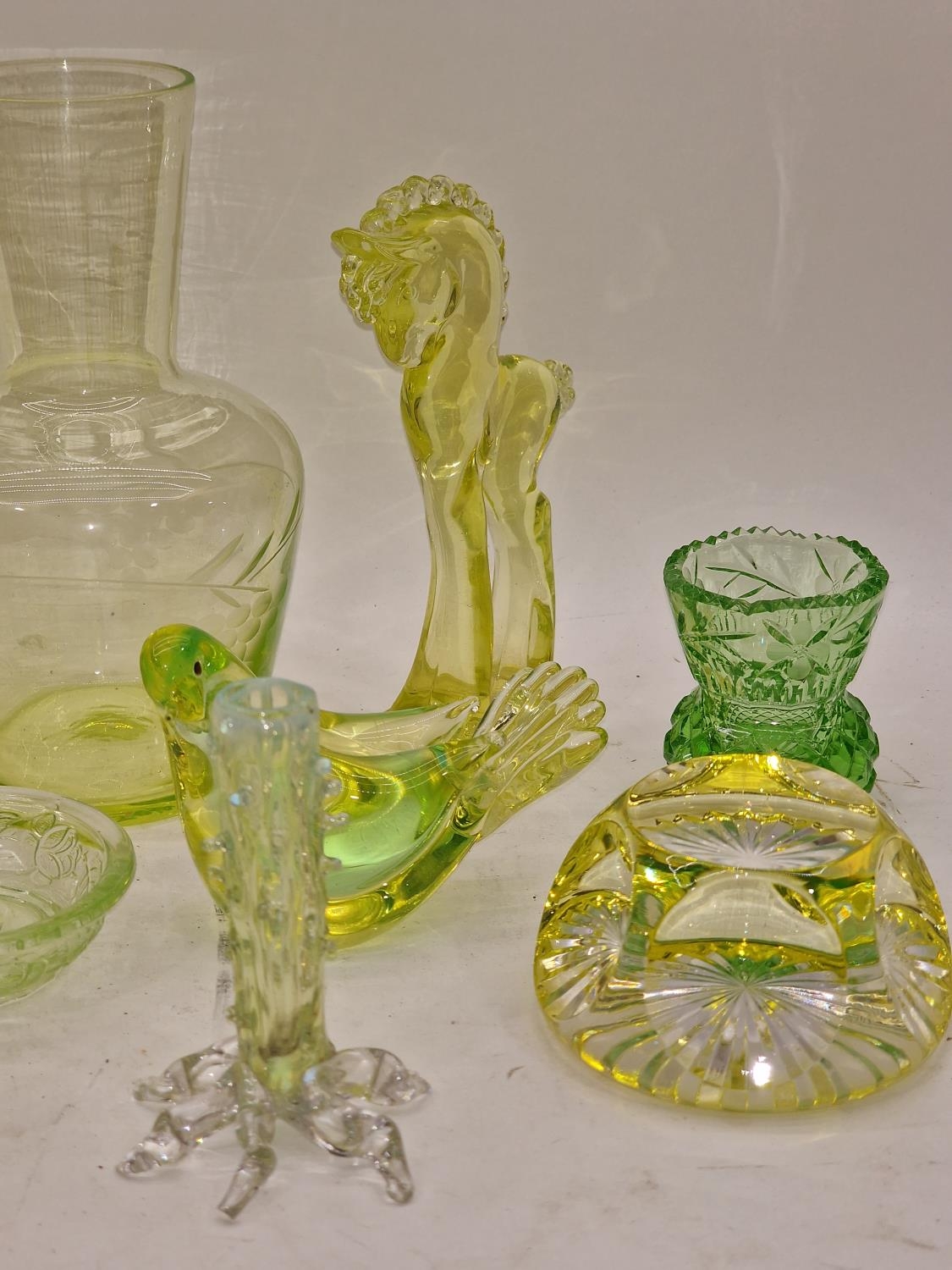 Collection of vintage Uranium/Bohemian glassware to include scent bottle, figurines, bowls etc (10). - Bild 2 aus 3