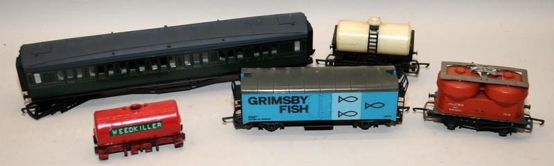 A small collection of OO gauge loco's, carriages and goods wagons, various makes, boxed and - Image 5 of 5