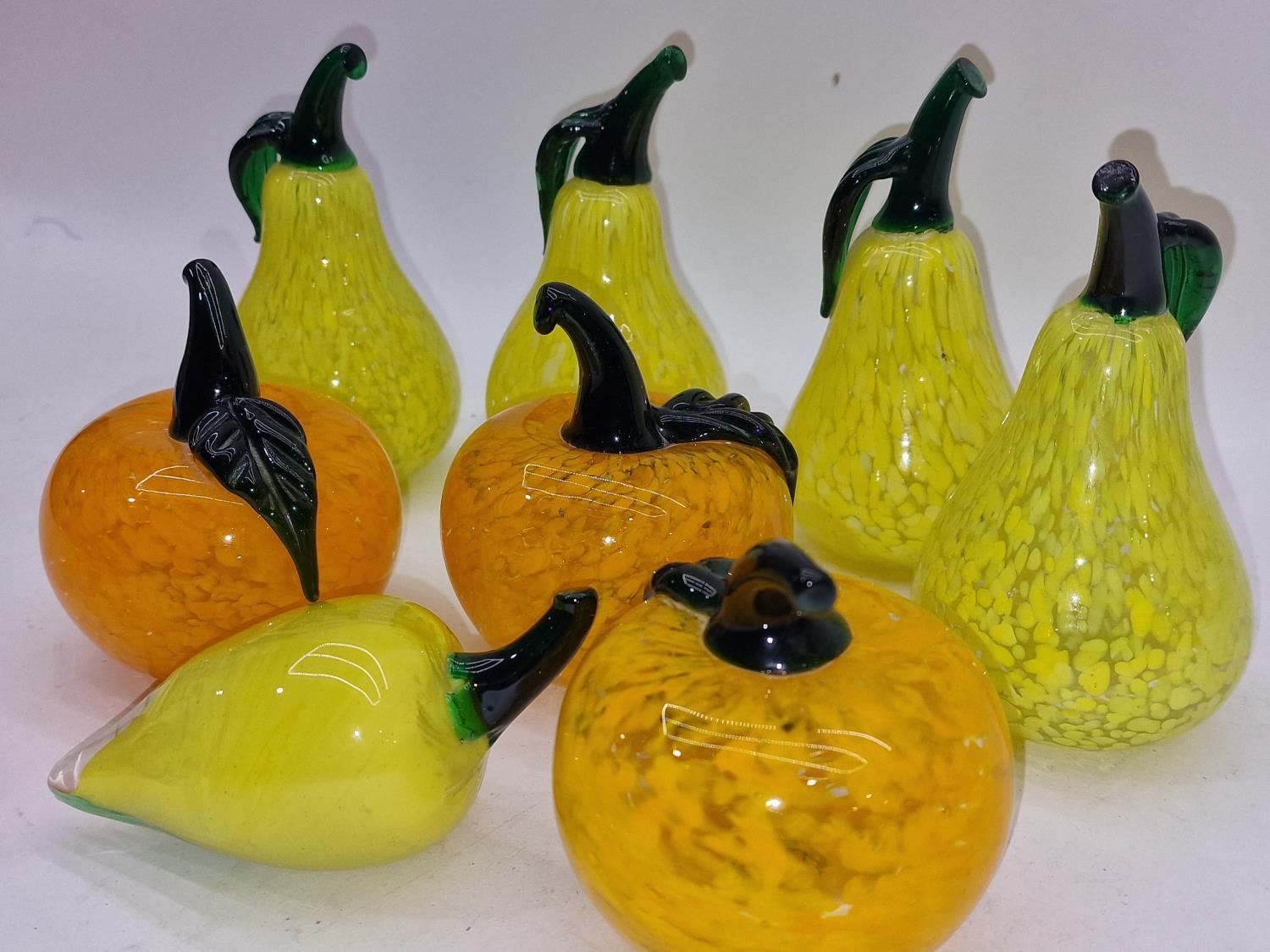 A collection of vintage Murano glass fruits (8). - Image 3 of 3
