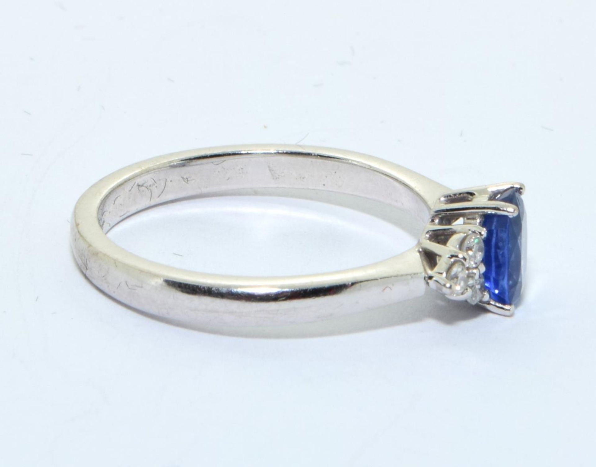 18ct white gold Diamond and sapphire ring size N - Image 4 of 5