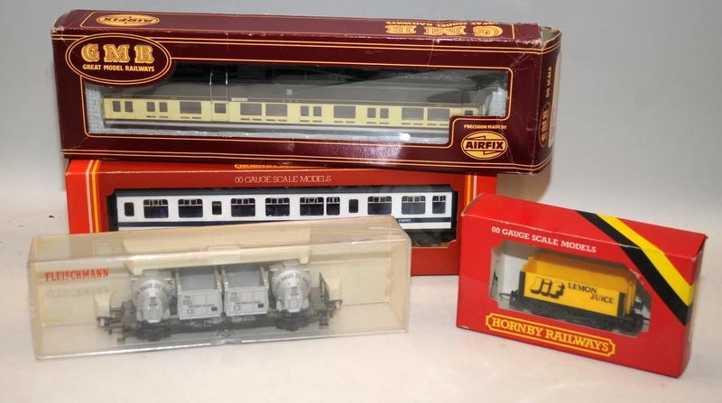 A small collection of OO gauge loco's, carriages and goods wagons, various makes, boxed and - Image 3 of 5