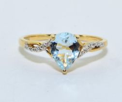 Aquamarine pear shaped approx 0.75ct with diamond shoulders in 10ct gold ring size S