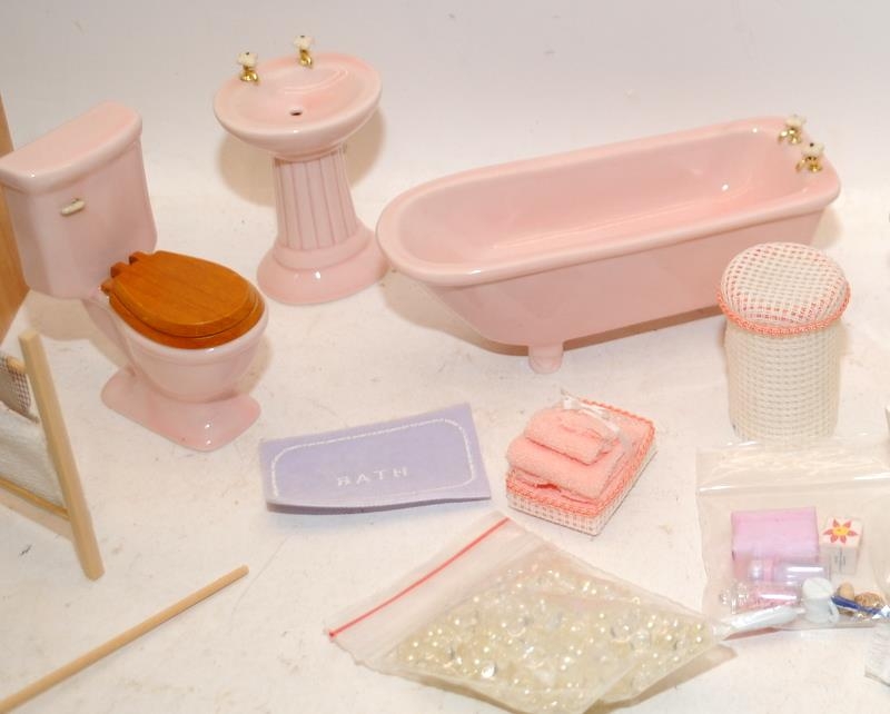 Dolls House Furniture: A selection of bath/laundry room settings including a ceramic bathroom suite - Image 3 of 3