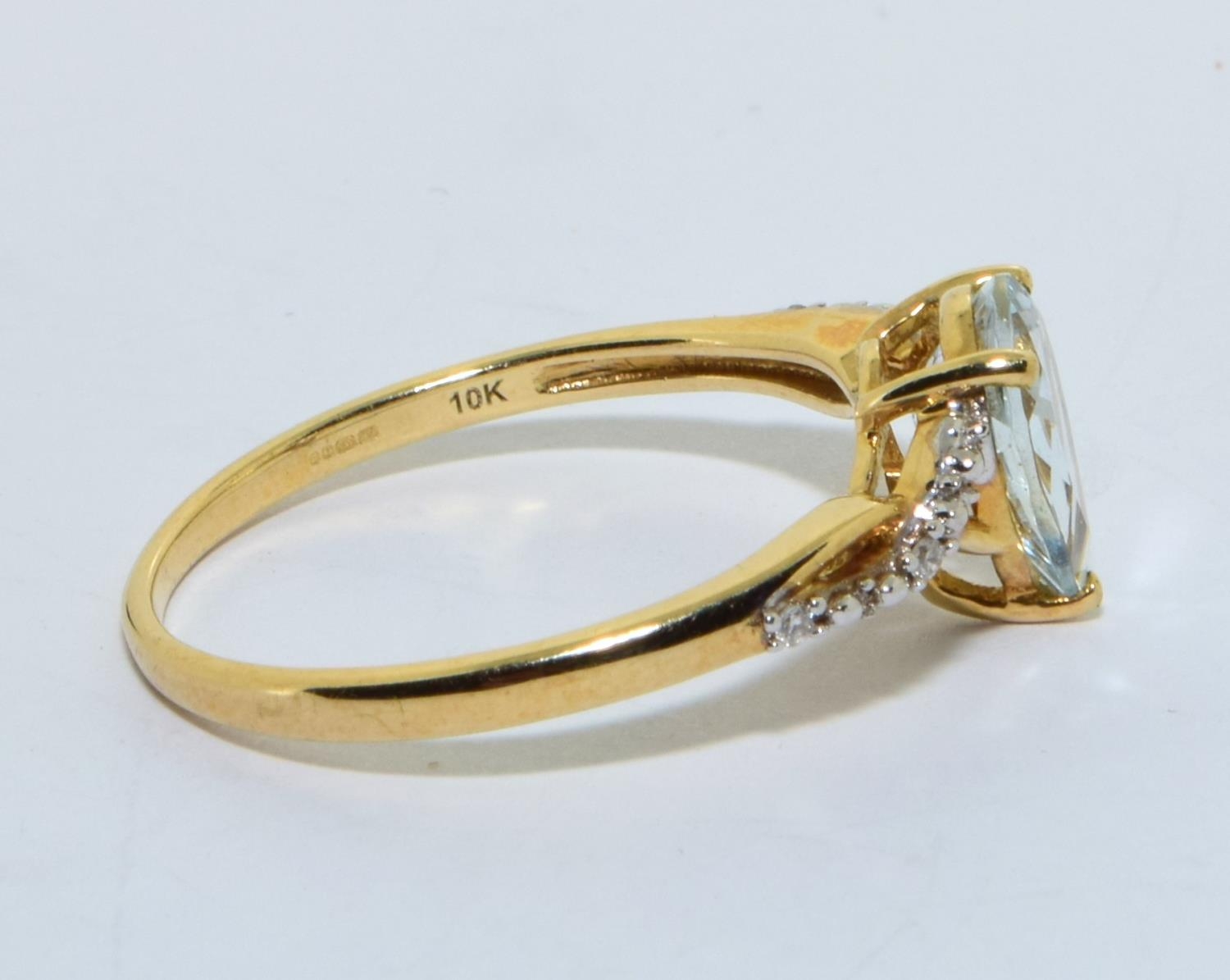 Aquamarine pear shaped approx 0.75ct with diamond shoulders in 10ct gold ring size S - Image 4 of 5