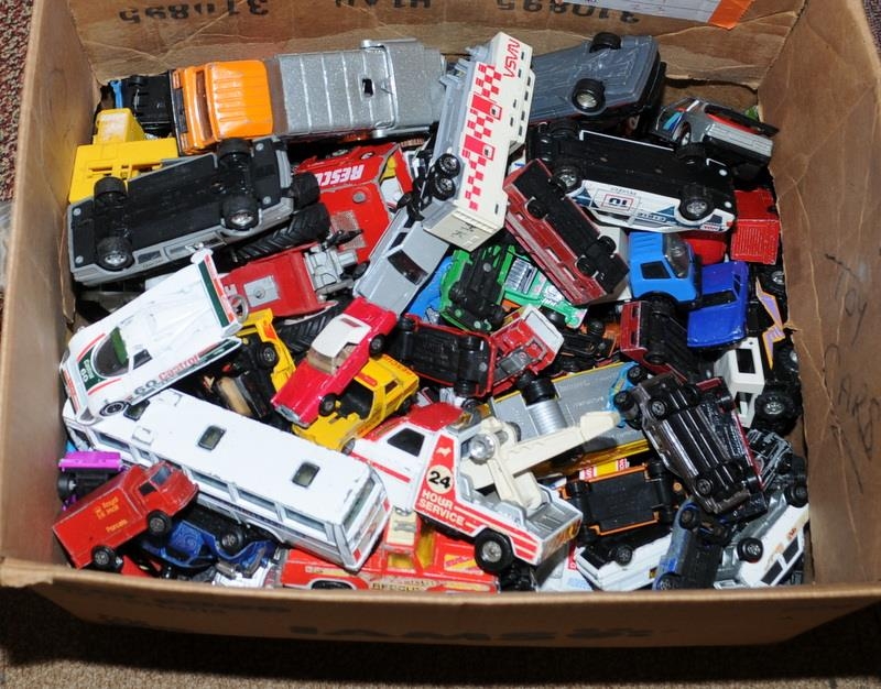 Large collection of loose playworn die-cast vehicles including vintage examples - Image 4 of 4