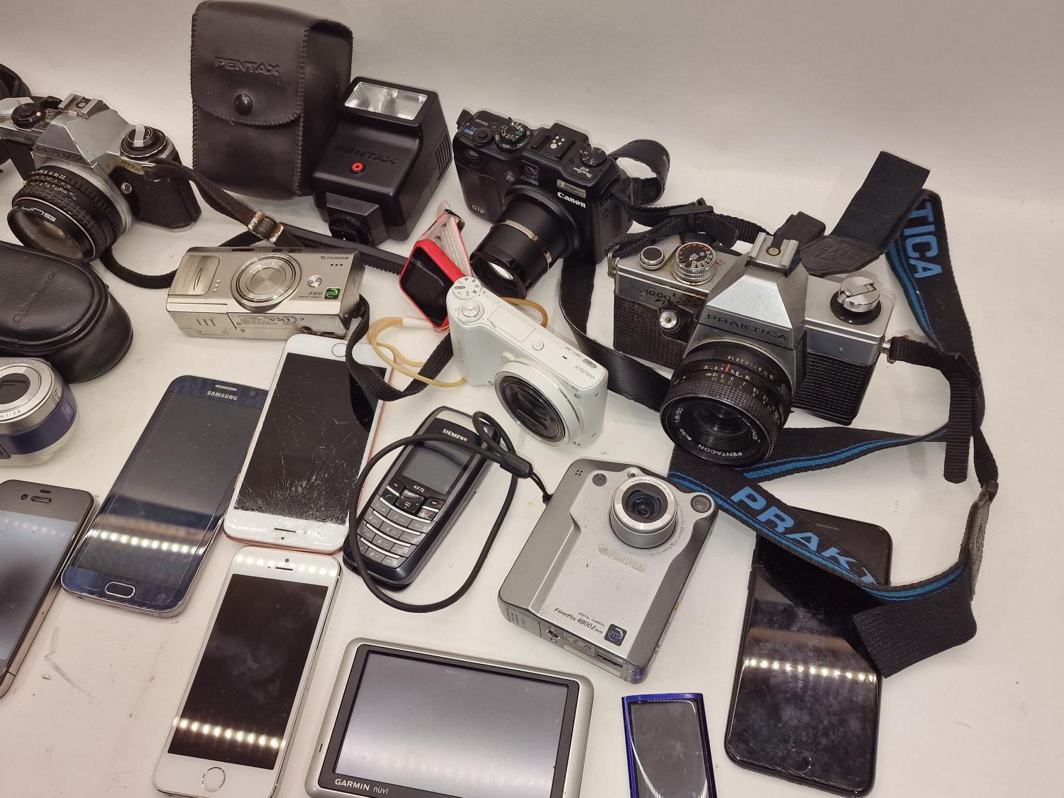 Collection of cameras, smartphones and other electricals. - Bild 3 aus 3