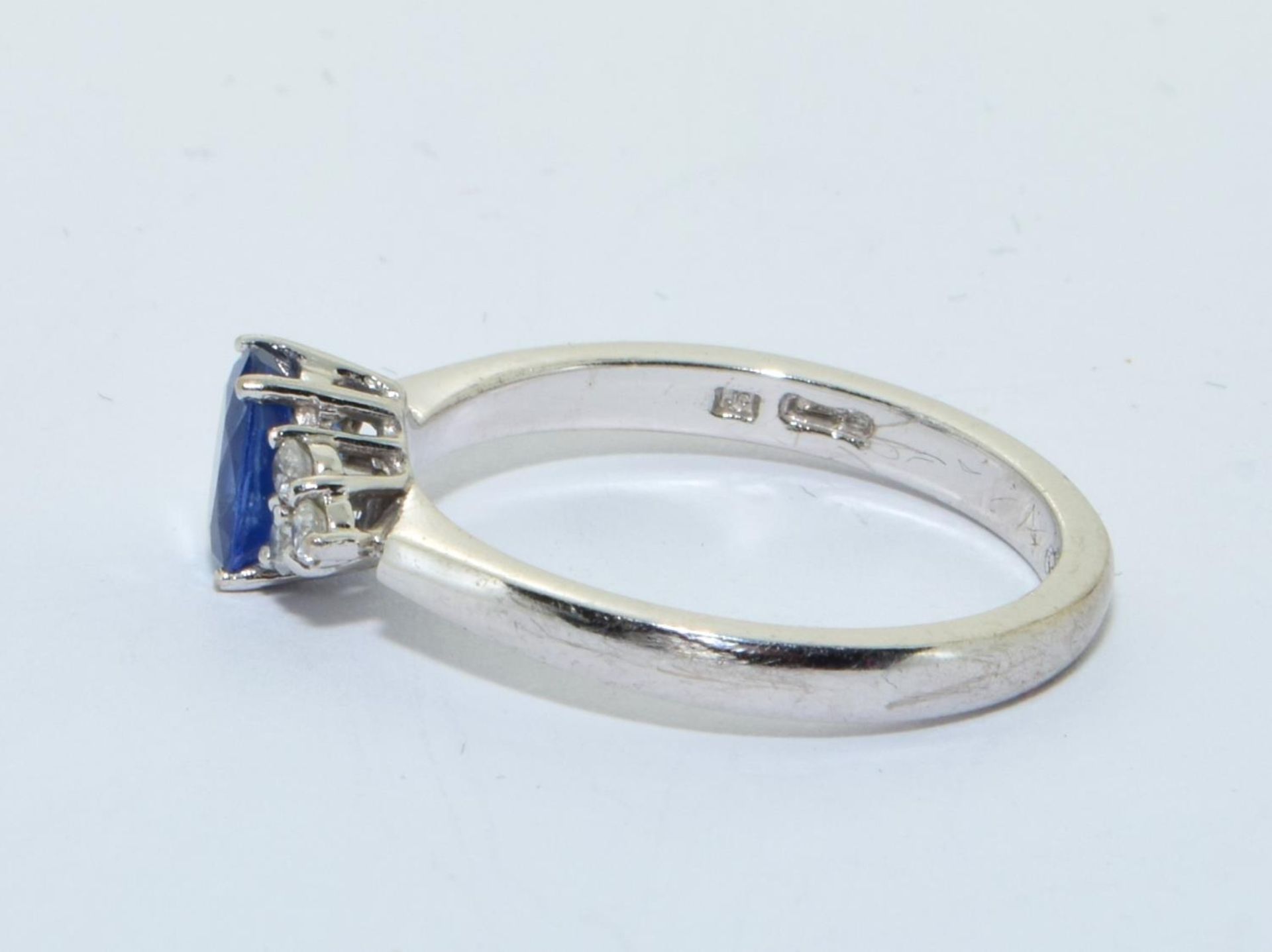 18ct white gold Diamond and sapphire ring size N - Image 2 of 5