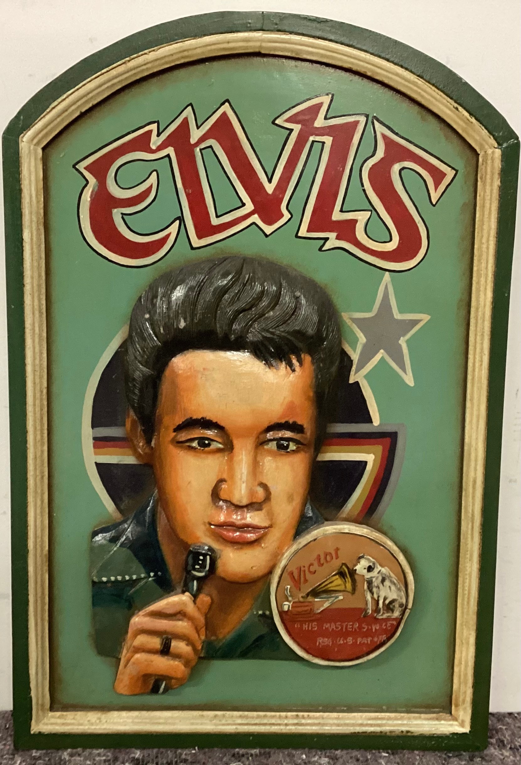 ELVIS PRESLEY WOODEN WALL HANGING DISPLAY. Vintage carved wall plaque depicting Elvis Presley. 40