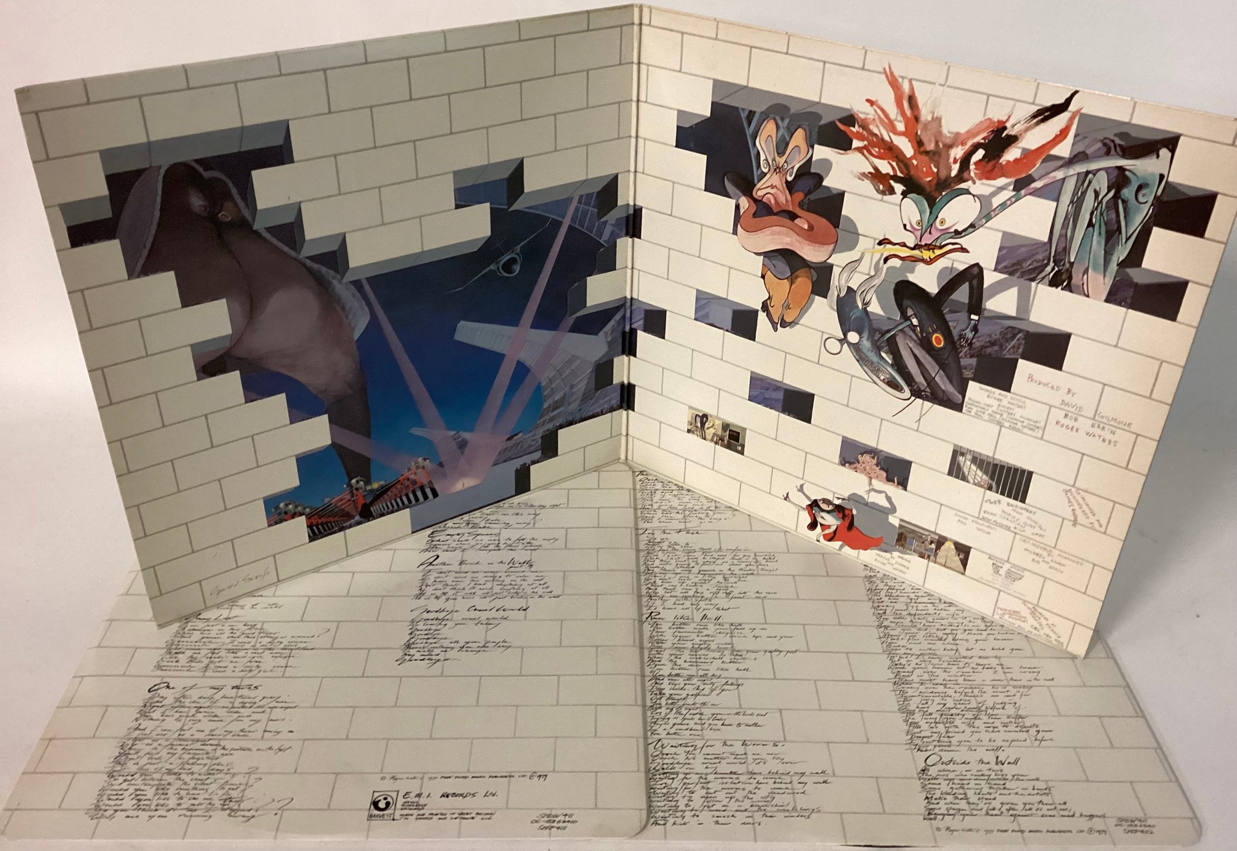 PINK FLOYD VINYL ALBUMS AND PROGRAMMES. Here we find a copy of ‘The Wall’ vinyl album on Harvest - Image 2 of 3